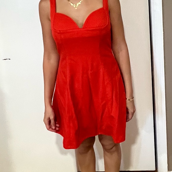 Elegant Red Sleeveless Dress - Picture 2 of 6